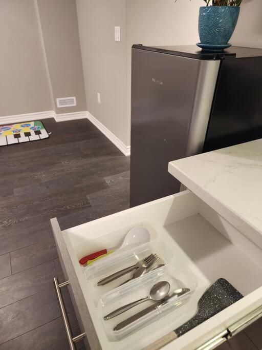 Apartment 1 Bedroom Basement With Separate Entrance *